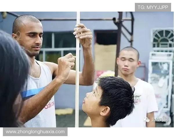 巴爷调侃文班身高秘密少林寺剃头时被拉长的幽默猜想